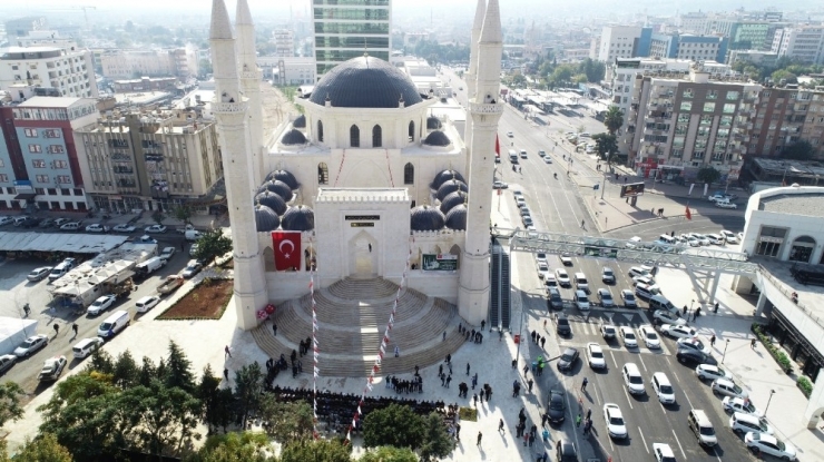 Osmanlı İle Selçuklu Mimarisiyle İnşa Edilen Cami İbadete Açıldı