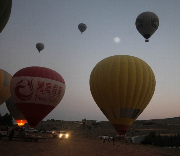 Yaklaşık 154 Bin Kişi Beyaz Cennetin Üzerinde Balon Uçuşu Yaptı