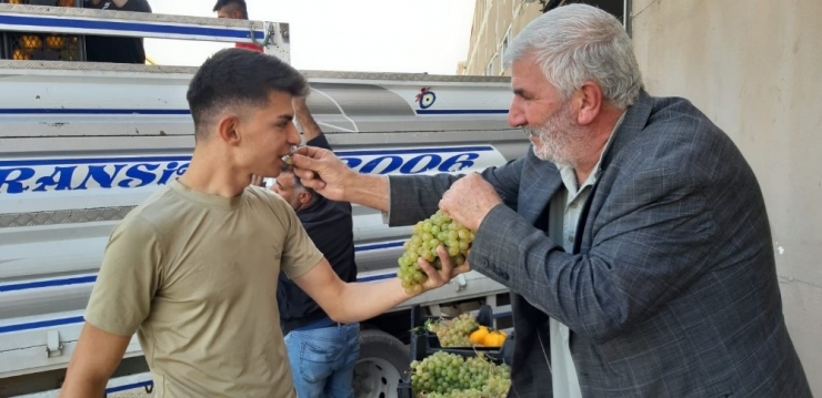 Suriye Sınırındaki Vatandaşlardan Mehmetçiğe Meyve İkramı