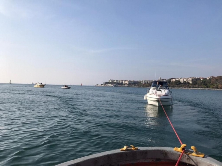 Kadıköy’de İki Tekne Kayalıklara Çarptı