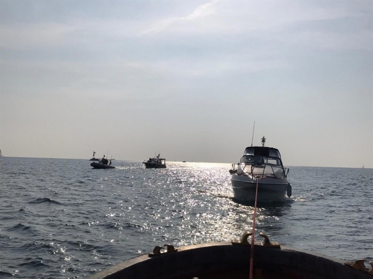 Kadıköy’de İki Tekne Kayalıklara Çarptı