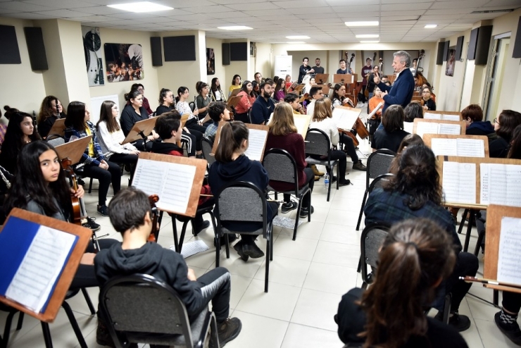 Ünlü Orkestra Şefi Tecrübesini Çocuklarla Paylaştı
