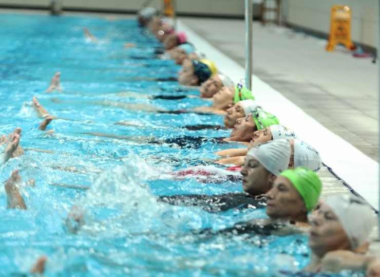 Antalyalı Kadınlar, Havuzda Jimnastik İle Form Tutuyor