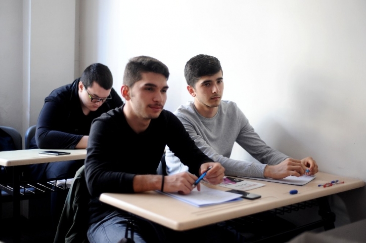 Öğrencilerin, Üniversiteye Giriş Sınavı Hazırlıkları