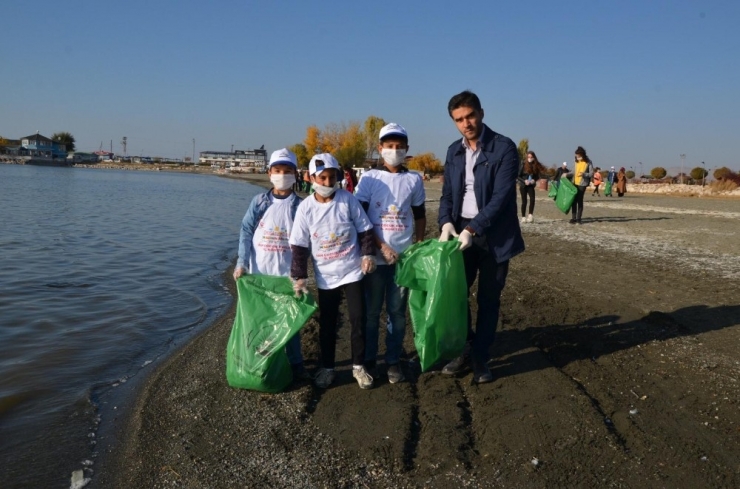 Çocuklar, "Temiz Çevre Temiz Kent" Sloganıyla Van Gölü Sahilini Temizlediler