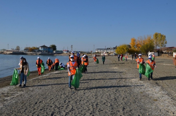 Çocuklar, "Temiz Çevre Temiz Kent" Sloganıyla Van Gölü Sahilini Temizlediler