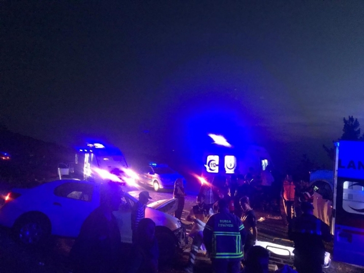Bursa’da İki Araç Kafa Kafaya Çarpıştı, 6 Kişi Yaralandı
