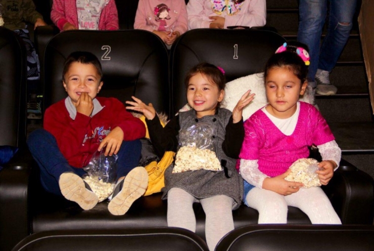 Köy Okullarından Gelen Öğrenciler Aileleriyle Birlikte Film İzledi