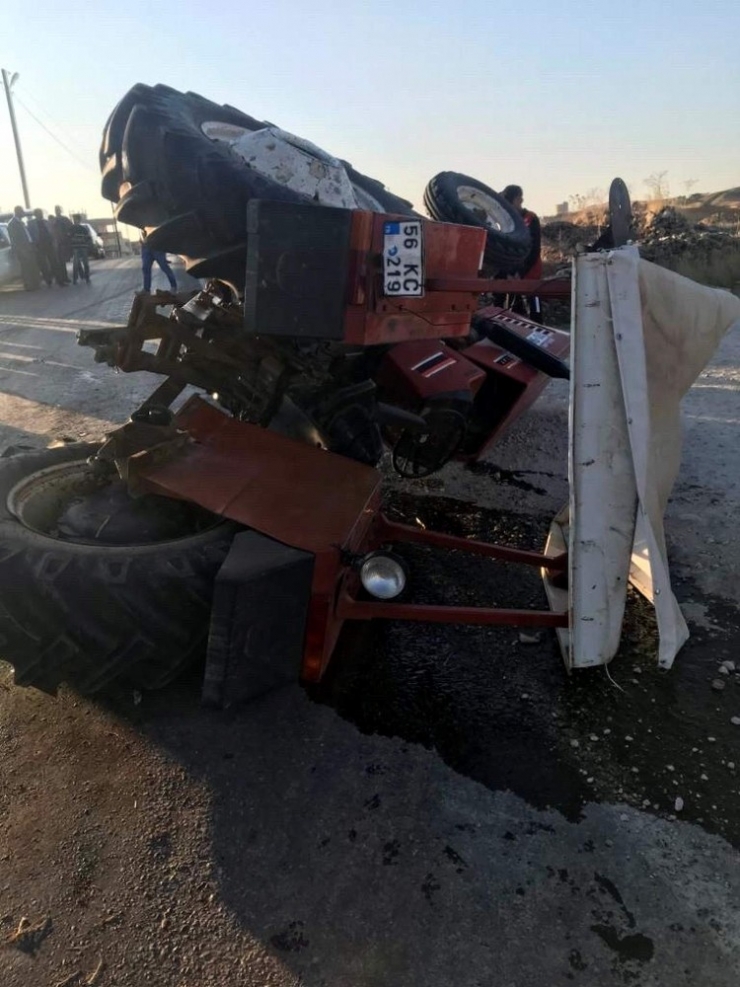 Siirt’te Otomobil İle Traktör Çarpıştı: 2 Yaralı