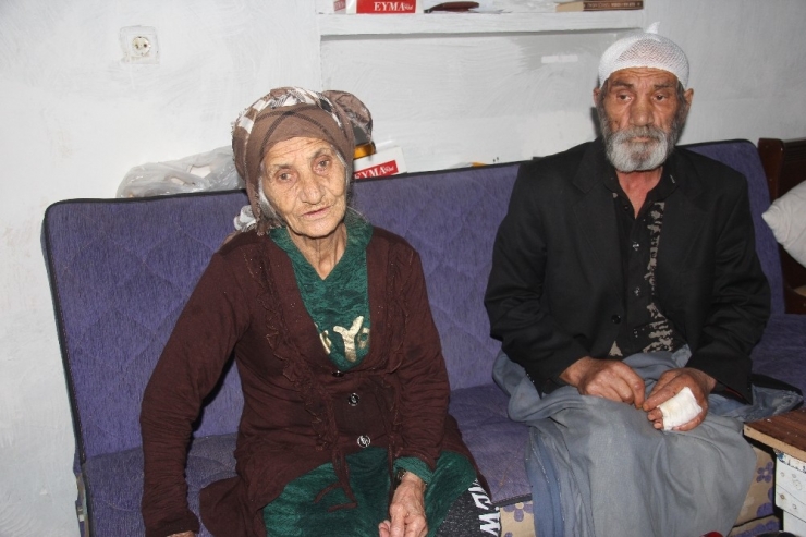 80 Yaşındaki Kadın Eşini Odunla Dövüp Bıçakladı