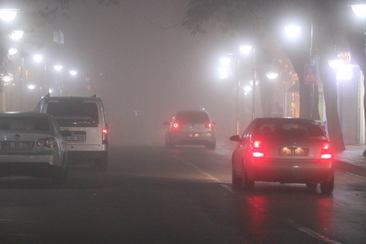 Aksaray’da Yoğun Sis Trafiği Olumsuz Etkiliyor