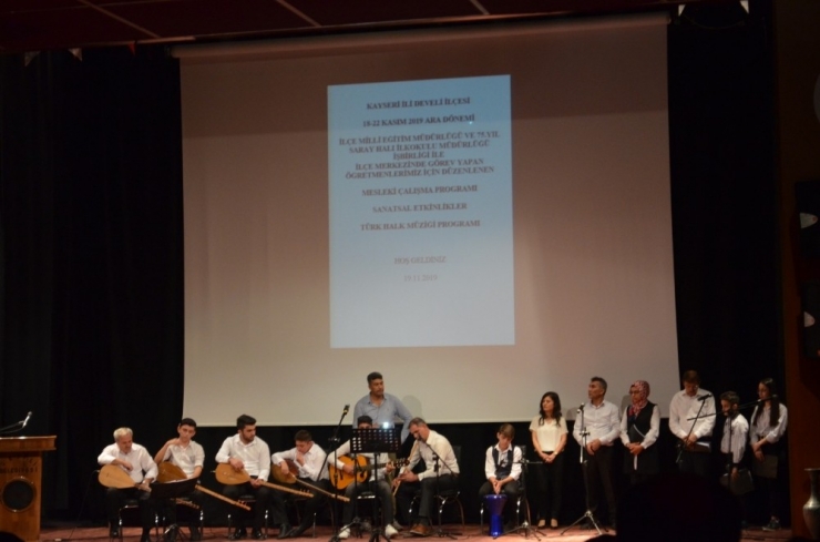 Öğretmenler Türk Halk Müziği Konseri İle Stres Attı