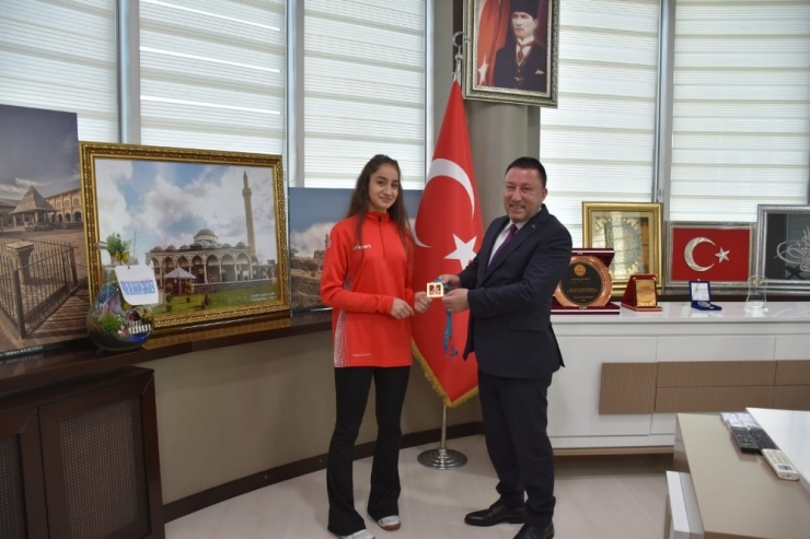Başkan Beyoğlu Şampiyonu Ödüllendirdi
