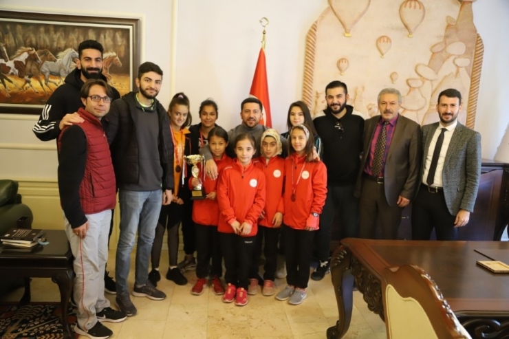 Belediye Başkanı Arı, Türkiye Ve Dünya Dereceleri Elde Eden Sporcuları Kutladı