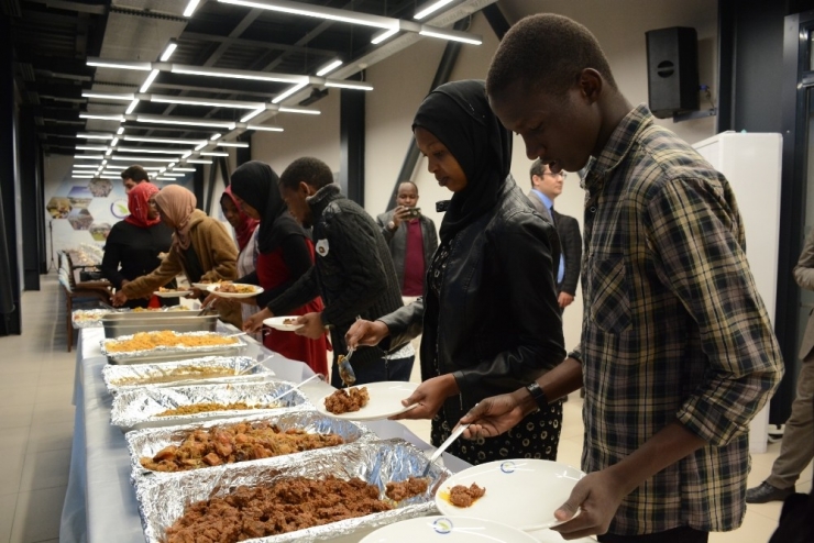 Ruandalı Öğrenciler Kendi Yörelerine Ait Yemekleri Yaptılar