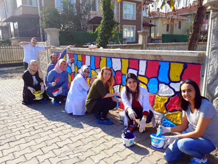 Anaokulu Öğretmenleri Ara Tatilde Okulun Bahçe Duvarını Boyadı