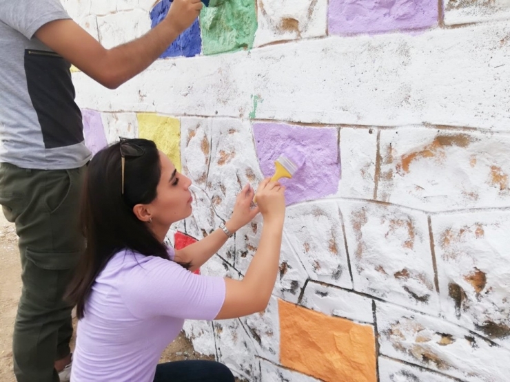 Silvan’da Öğretmen Ve Öğrenciler Okul Duvarını Boyadı