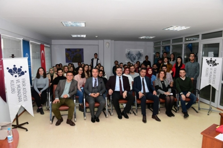 Rektör Prof. Dr. Şafak Ertan Çomaklı Öğrencilerle Münazaraya Katıldı