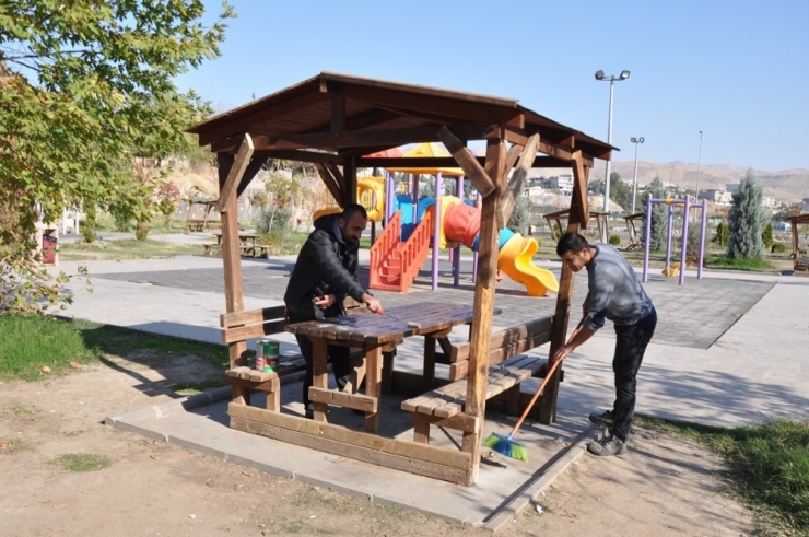 Cizre’de Parklarda Temizlik Ve Onarım Çalışmaları