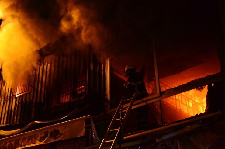 Adana’da İki İş Yerinde Çıkan Yangın Paniğe Sebep Oldu