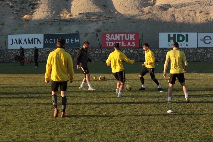 Yeni Malatyaspor’da Hedef Fenerbahçe’yi Yenip Zirveye Ortak Olmak