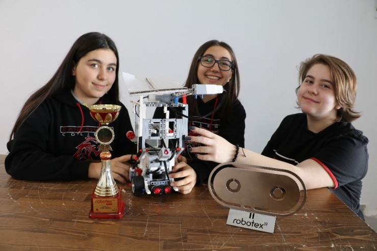 14 Yaşındaki Kız Öğrenciler ’Yangın Söndürme Robotu’yla Dünya İkincisi Oldu