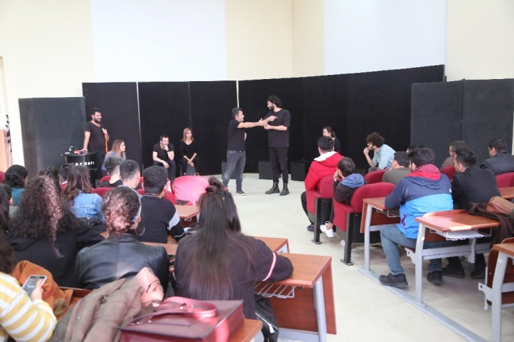 Erdemli’de Üniversite Öğrencilerine Ücretsiz Tiyatro Gösterisi