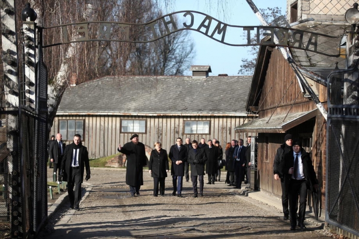 Merkel, Polonya’da Toplama Kampını İlk Kez Ziyaret Etti