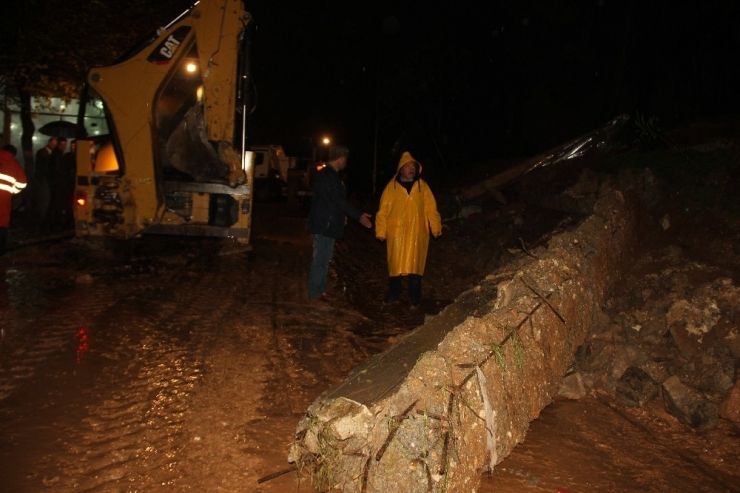 Şanlıurfa’da Yağış Nedeniyle Okul Duvarı Çöktü