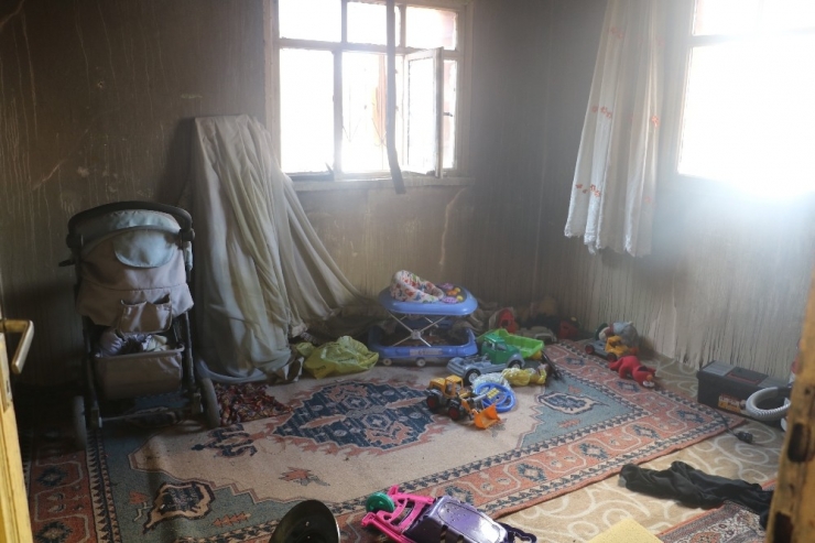 Sivas’ta 10 Kişilik Yabancı Uyruklu Ailenin Yaşadığı Ev Yandı