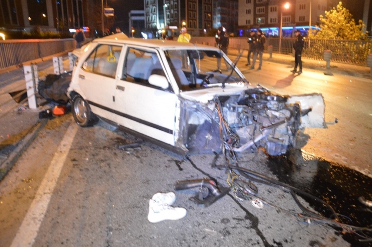 Trafik Işıklarına Ve Bariyerlere Çarpan Otomobil Hurdaya Döndü: 2 Yaralı