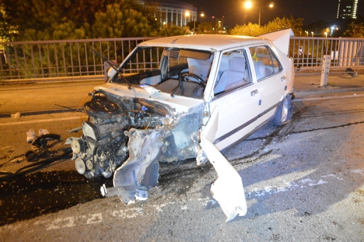 Trafik Işıklarına Ve Bariyerlere Çarpan Otomobil Hurdaya Döndü: 2 Yaralı