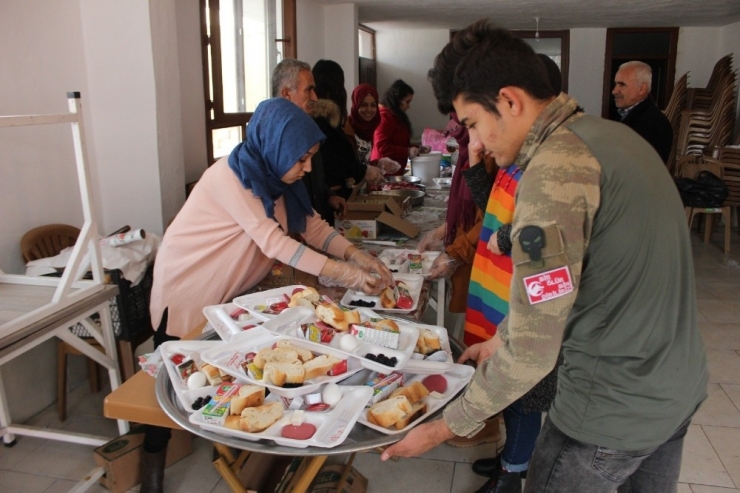 Simitçi Erkan’dan Suriyeli Yetim Çocuklara Kahvaltı