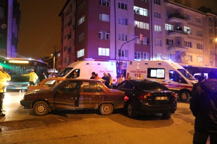 Sivas’ta 4 Kişinin Yaralandığı Kaza Güvenlik Kamerasına Yansıdı