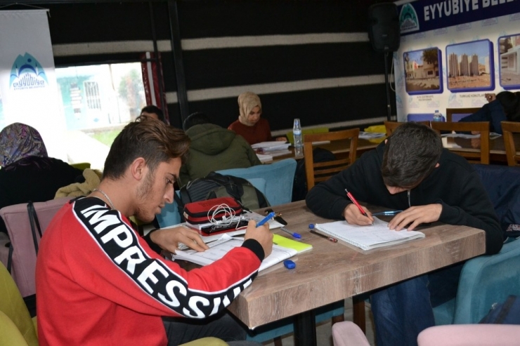 Eyyübiye’de Öğrenciler Ücretsiz Kursta Sınava Hazırlanıyor