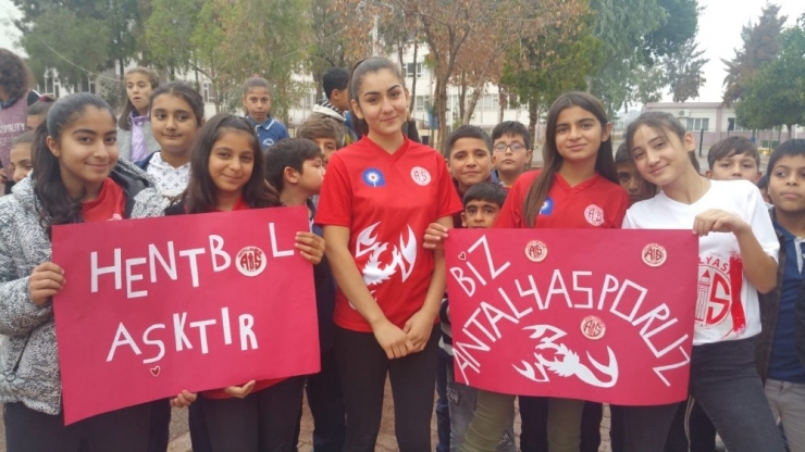 Antalyaspor Hentbol Takımı Baraj Ortaokulu’nda