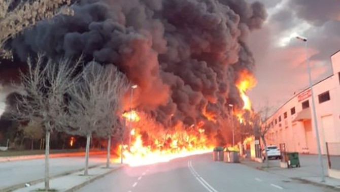 Barcelona’da Geri Dönüşüm Fabrikasında Yangın