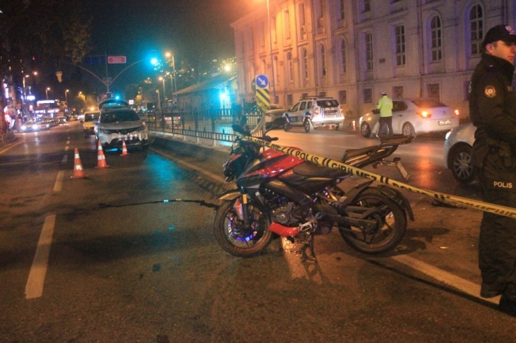 Beşiktaş’ta Motosiklet Polis Aracına Çarptı: 2 Yaralı