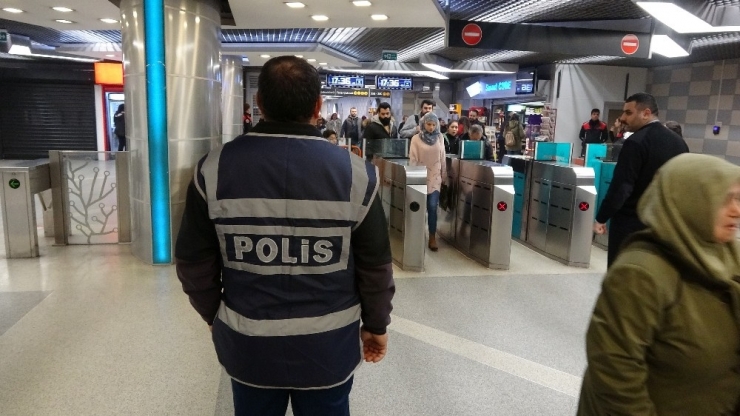 Bursa Polisinden Metro İstasyonlarında Denetim