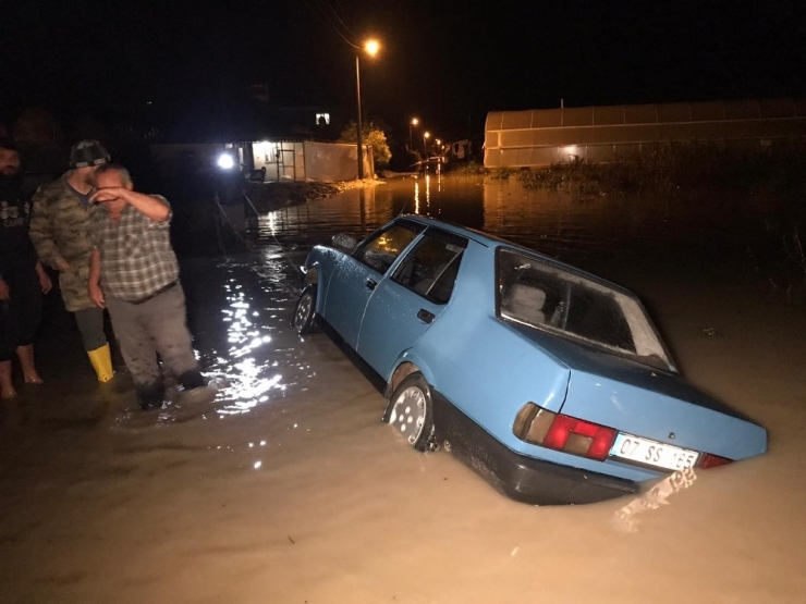 Antalya’da Su Basan Seralarda Tahliye İşlemleri Devam Ediyor