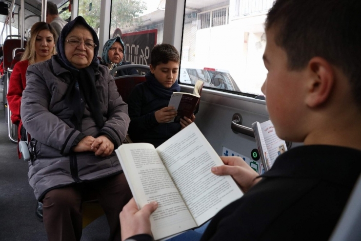 Öğrenciler Halk Otobüslerinde Farkındalık İçin Kitap Okudu
