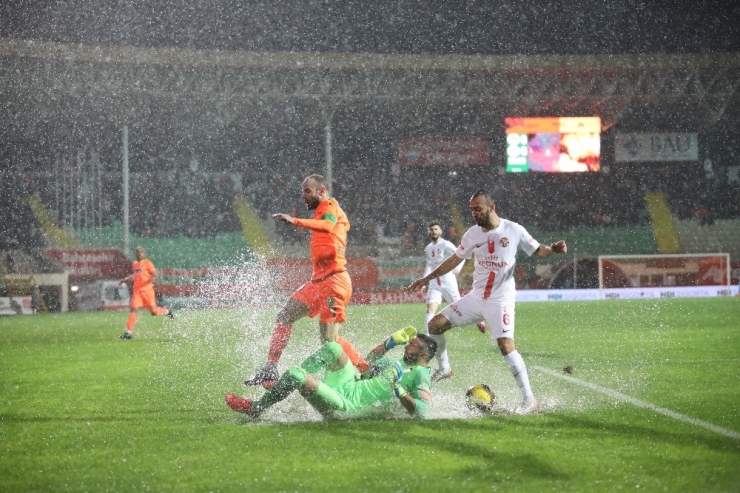 Süper Lig: Alanyaspor: 0 - Antalyaspor: 0 (İlk Yarı)