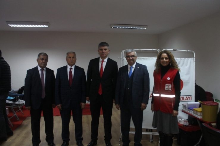 Adana’da İlkokul Öğretmenleri Ve Velilerinden Kızılay’a Kan Bağışı