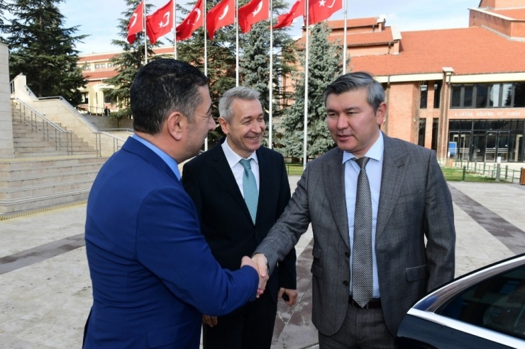 Kazakistan Büyükelçisi Saparbekuly, Anadolu Üniversitesini Ziyaret Etti