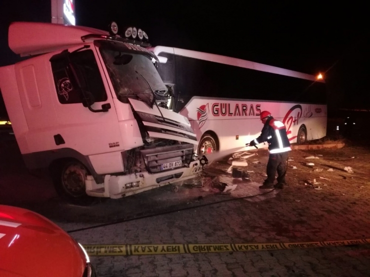 Malatya’da Yolcu Otobüsü İle Kamyonet Çarpıştı: 2 Yaralı