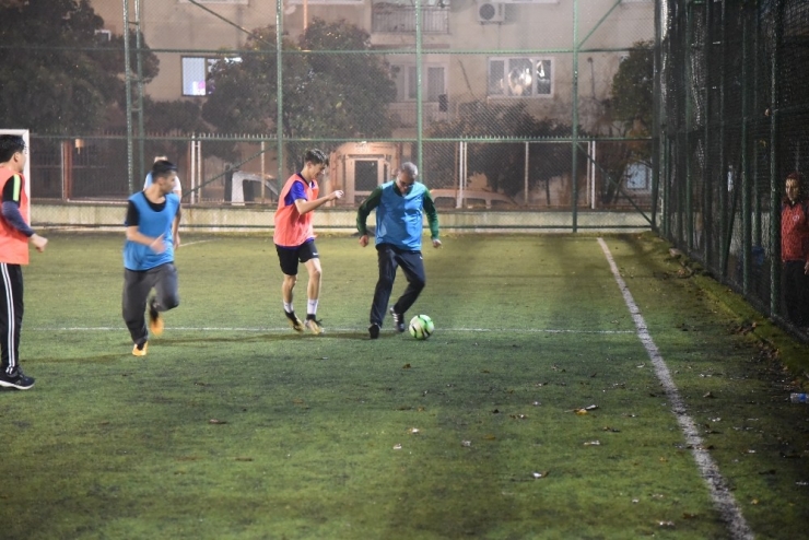 Vali Deniz, Sevgi Evlerinde Kalan Gençlerle Futbol Maçı Yaptı