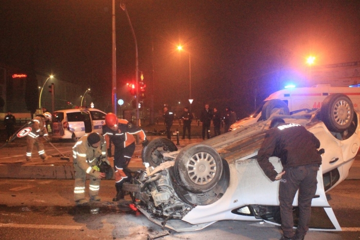 ‘Dur’ İhtarına Uymayan Otomobil Polis Aracının Kaza Yapmasına Neden Oldu: 2 Yaralı