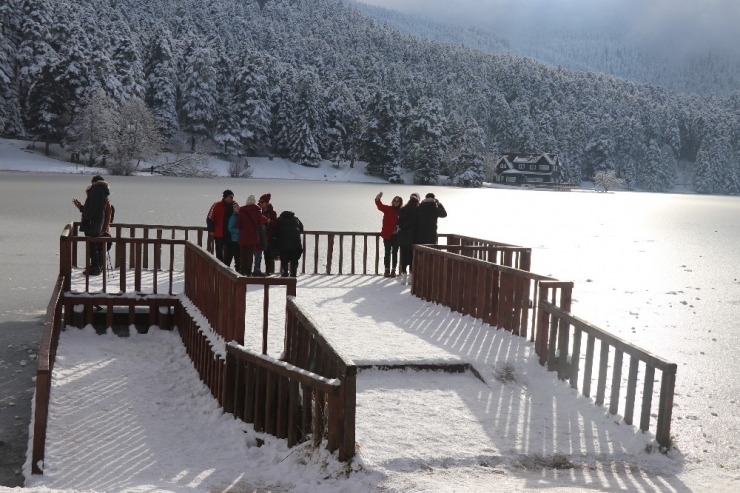 Gölcük Tabiat Parkı’ndaki Göl Buz Tuttu