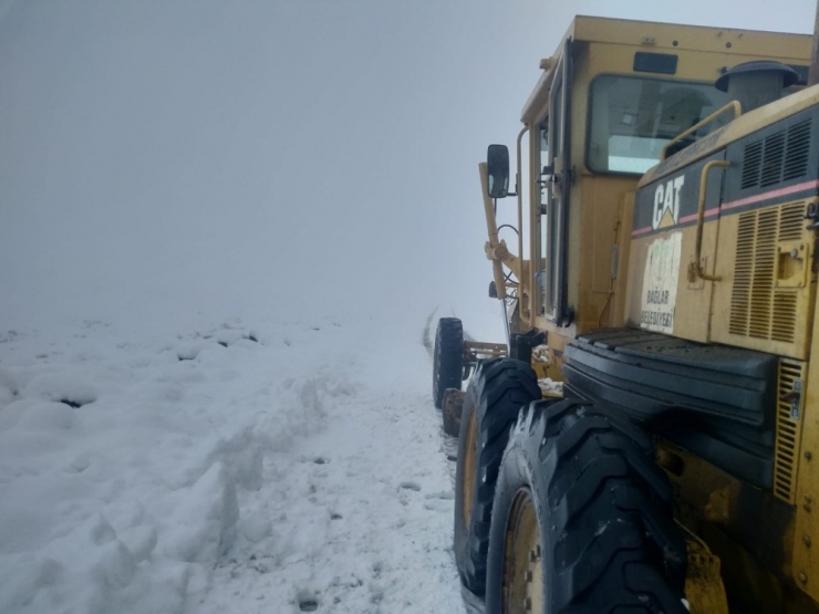 Kar Yağışı Sonrası Köy Yollarına Anında Müdahale