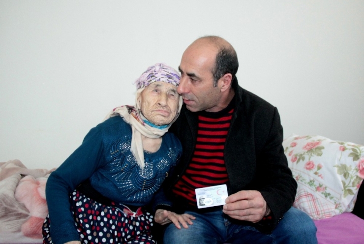 Hayatı Boyunca Kimliksiz Yaşayan Kadın, 85 Yaşında Kimlik Sahibi Oldu